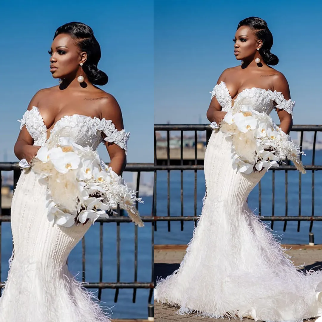 Abito da sposa a sirena con piume di lusso Abito da sposa con applicazioni floreali 3D con spalle scoperte Abiti da sposa Abiti da sposa con fiori fatti a mano in pizzo