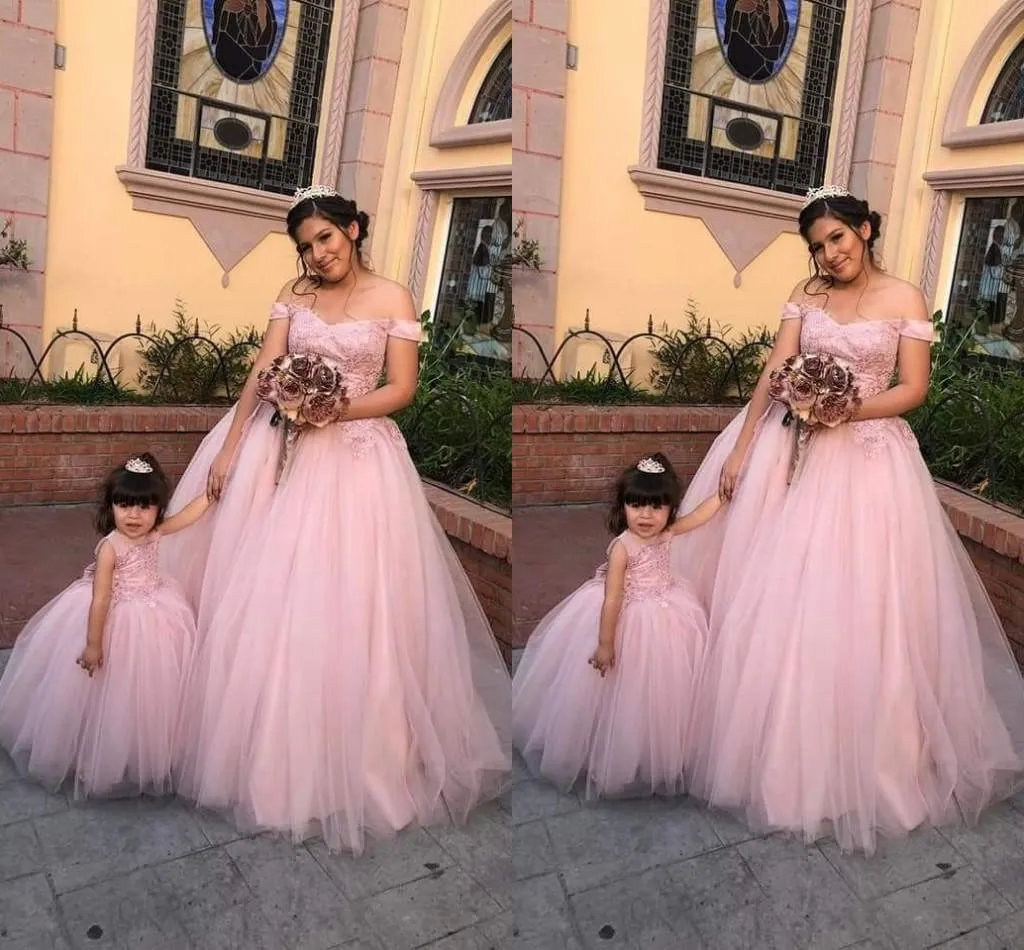 Pembe Quinceanera Elbiseler Kapalı Omuz Boncuklu Dantel Aplike Kat Uzunluk Tül Artı Boyutu Tatlı 15 16 Balo Parti Balo Vestido