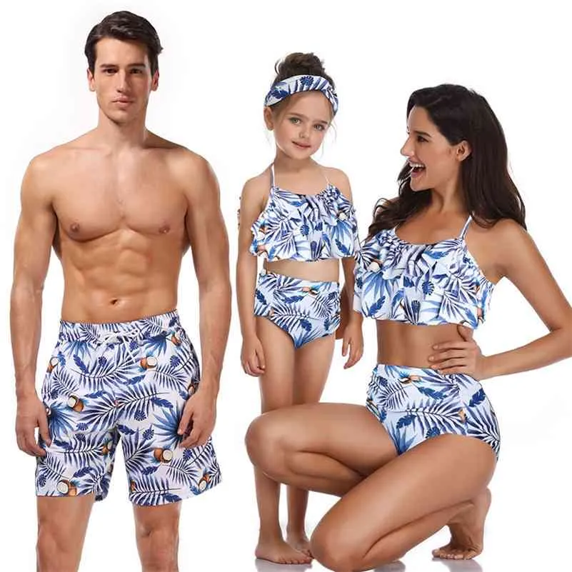 Summer Family Look Dad Son Maillots de bain Beach Bath Maillots de bain Bikini Mommy Me Vêtements Maman et fille Robes assorties Tenues 210417