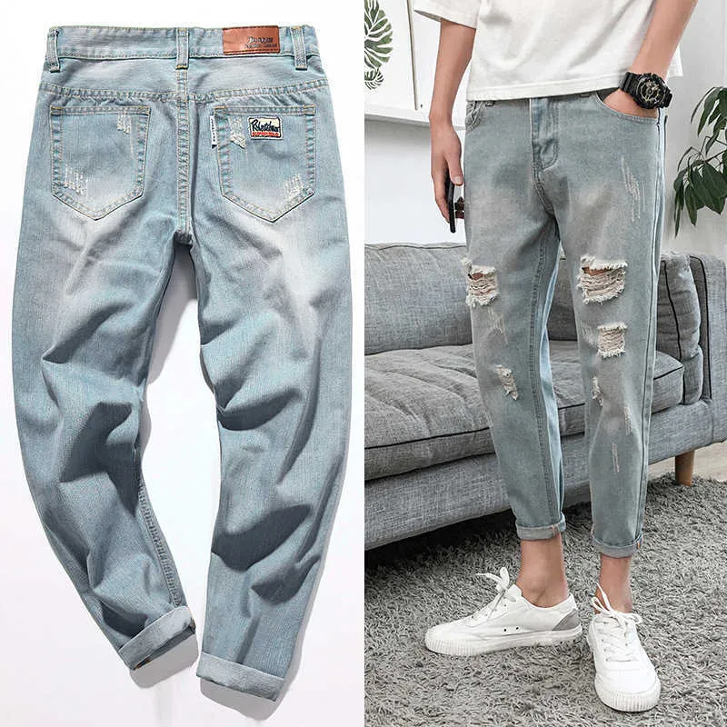 Högkvalitativ 2021 Summer Light Blue Distressed Ripped Hole Jeans Men Byxor Tiggare Denim Badge Casual Teenager Ankel Längd Byxor X0621