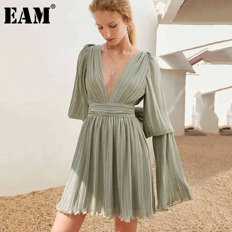 [EAM] Women Green Brown Sexy Pleated Dress V- Neck Long Flare Sleeve Loose Fit Fashion Spring Autumn 1DD8041 210512