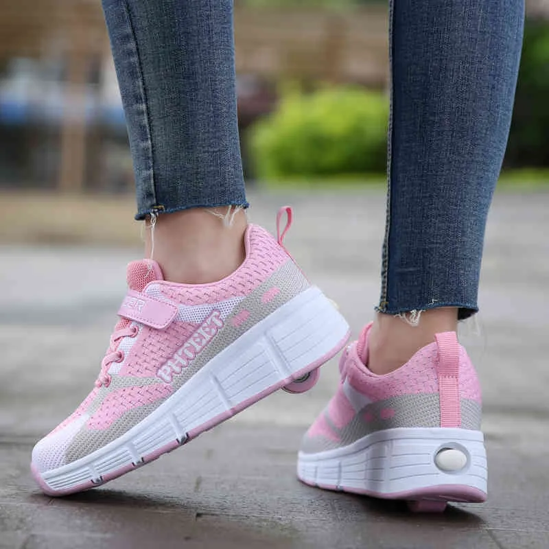 Tennis enganar shoes with wheels on them
