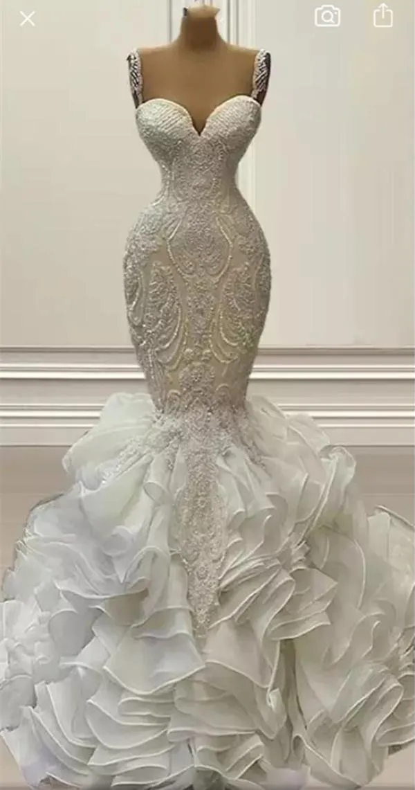 Lyxiga tiered ruffles långa sjöjungfru bröllopsklänningar kristaller pärlspets applicerade underbara bröllopsklänningar remmar älskling hals la2629