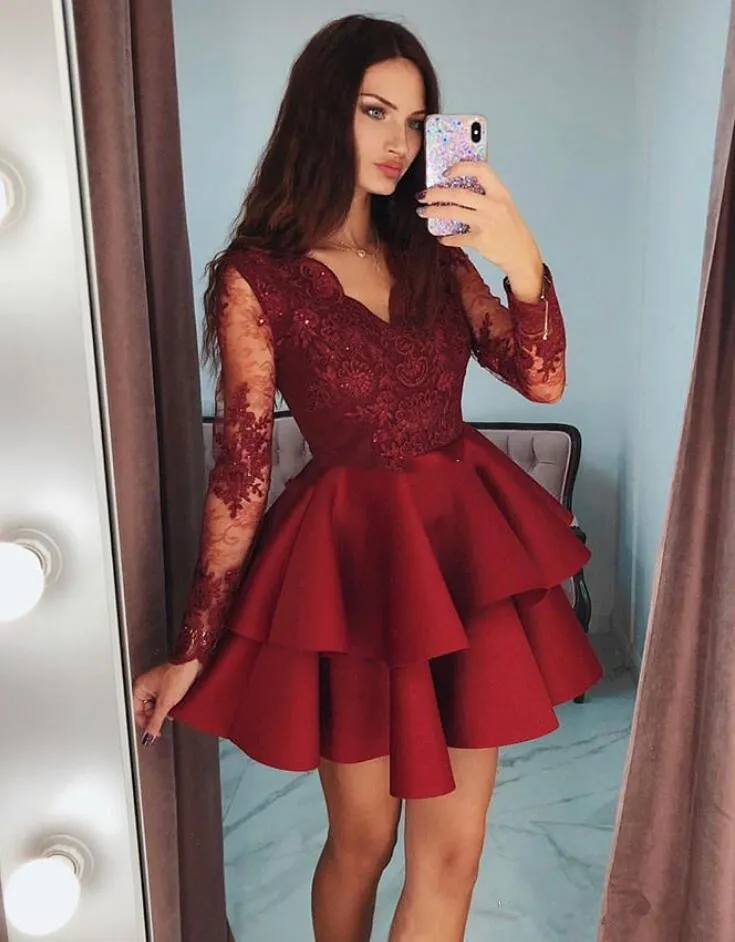 Bordo Mini Saten Kısa Gelinlik Modelleri Mütevazı Sheer Uzun Kollu Örgün Parti Törenlerinde Aplikler Dantel Katmanlı Ruffles Sınıf Mezuniyet Elbise