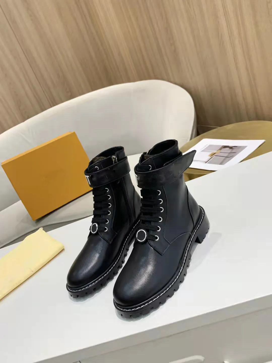 2021 Kvinnor Territory Flat Ranger Martin Stövlar Kvinnor Höst Vinterplattform Ankle Booties Designer Luxury Ladies Tjock Bottom Half Bootis med Box Storlek 35-40