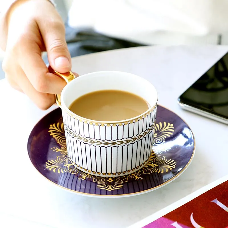Set di piattini per tazza da caffè in ceramica Tè pomeridiano europeo Tazza da tè in porcellana Tazze in porcellana Bone China Piattini Home Office