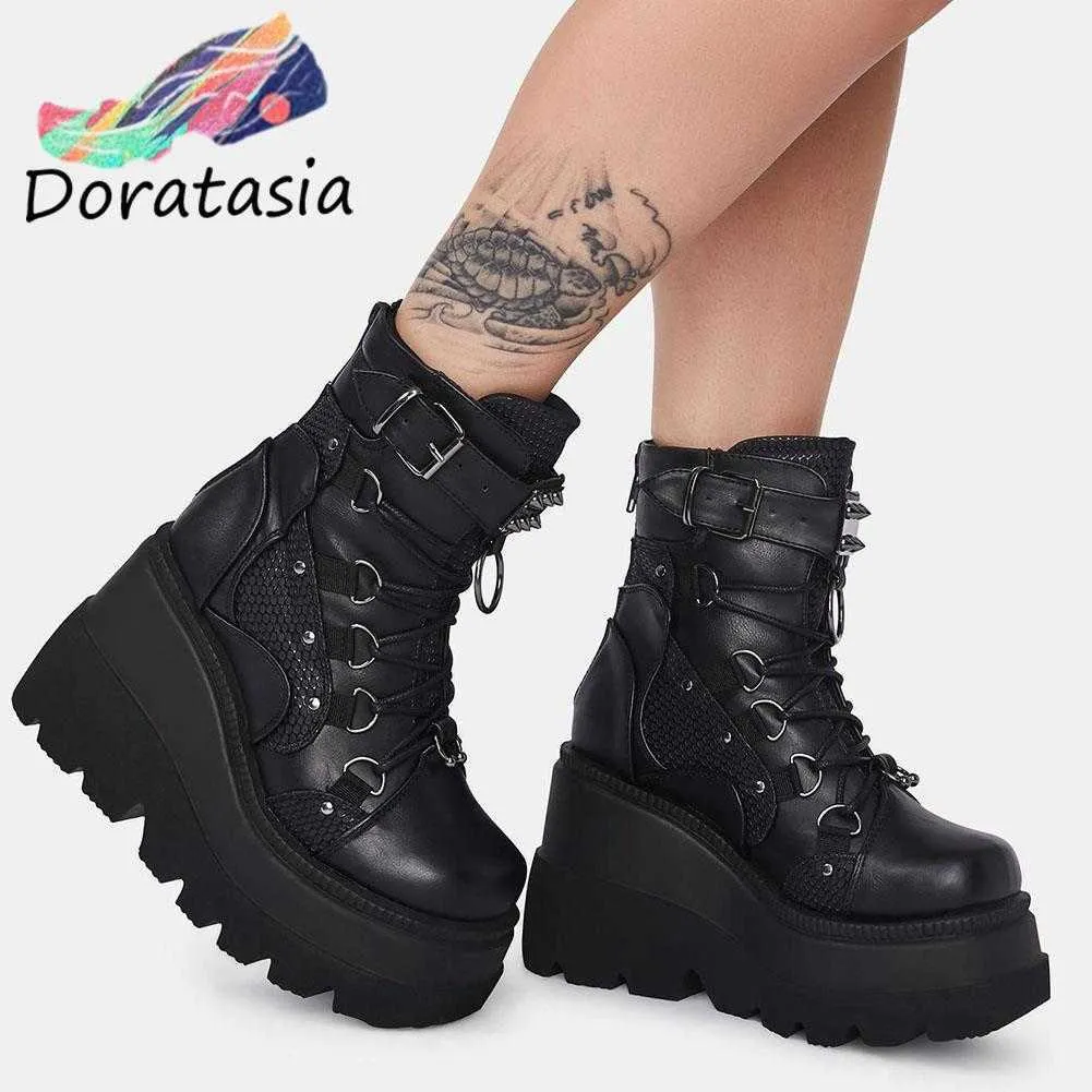 DORATASIA Big Size 43 Stivali da donna Nero Lace Up Buckle Rivit Punk Cool Stivali con plateau Zeppe alte Goth Street Scarpe da donna Y0914