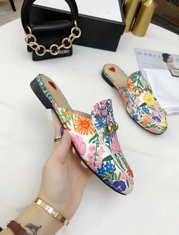 Catwalk shop flat slippers