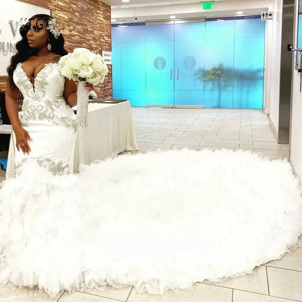 Luxury African Mermaid Bröllopsklänningar Kristaller Beaded Tiered Ruffles Långt tåg Bröllopklänningar Remsor Deep V Neck Bride Dress Vestidos de Novia 2022