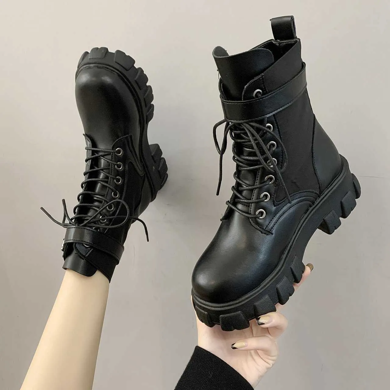 2021 Nova plataforma preta Combate Botas de tornozelo para mulheres Lace Up Buckle Strap Mulher Sapatos de Inverno Botas de Motociclista para Mulheres Y0914