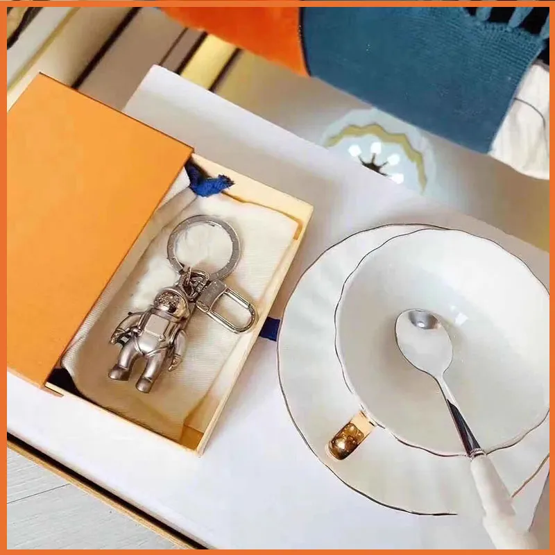 سلسلة مفاتيح على الموضة حامل مفاتيح فضاء مصممي Luxurys سلسلة مفاتيح مفتاح السيارة Portachiavi كيرينغ كاتو غرام Llavero Porte Cl￩s حقيبة ساحرة 2105187Y