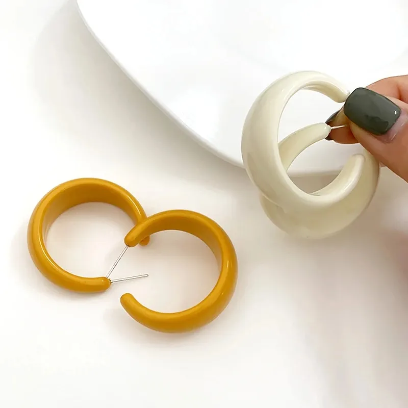 Mode Acryl Geometrische Ohrring für Frauen Weiß Gelb Helle Farbe C-förmigen Creolen Koreanischen Stil Mädchen Partei Schmuck