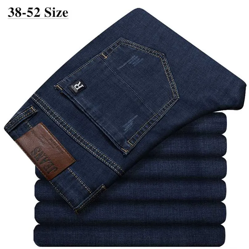 Taglie forti 44 48 50 52 Jeans stile classico da uomo Business Casual Denim Pantaloni larghi elastici blu Pantaloni maschili di marca 211108
