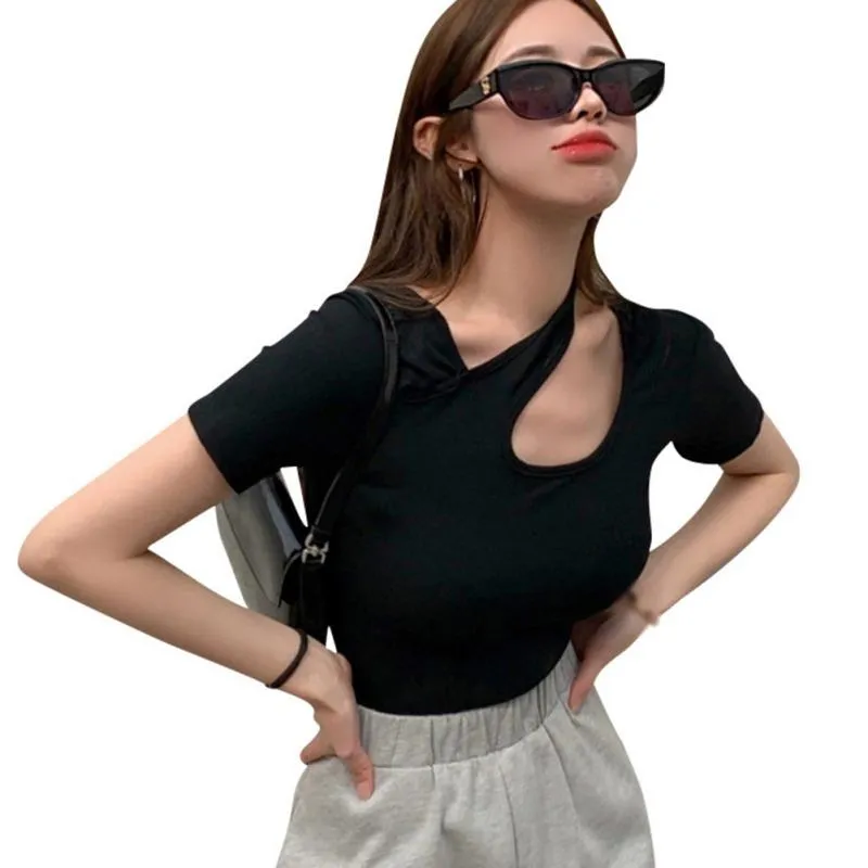 Camiseta de mujer DAXIN Moda de verano Camiseta corta Top Diseño de mujer Sentido que revela la manga irregular de la clavícula