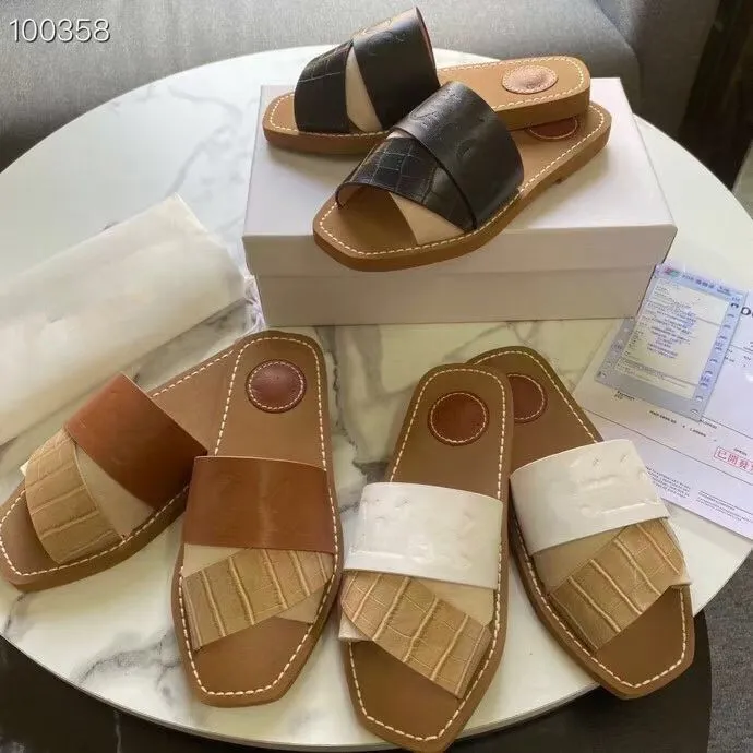 2021 Designer Elegant Woody Kvinnor Sommar Sandaler Klassisk Slip Tofflor Ladies Lyxig Äkta Läder Heels Flip FlopsFlat Sandal Mules Slipper Utomhus