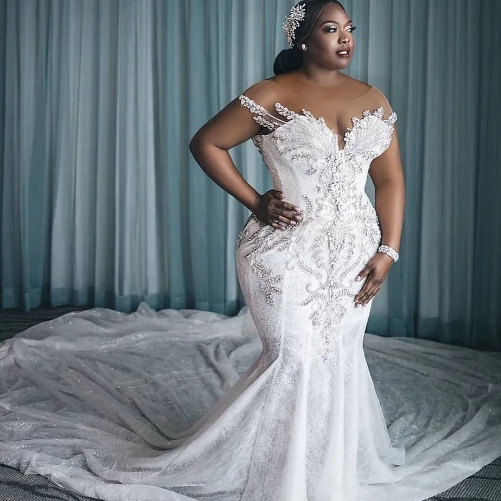 Storlek plus bröllopsklänningar 2022 Sparkly Bride Dress African Crystal Mermaid med Long Train Sheer Neck Vestido de Novia