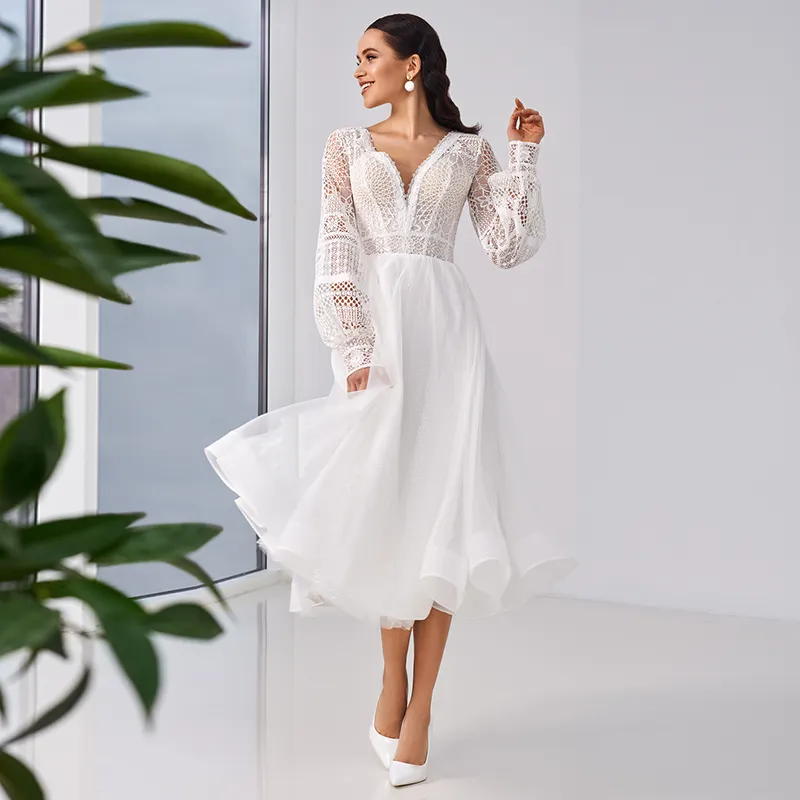 Tea Längd V-Neck Bröllopsklänningar 2021 Lantern Långärmad Bride Dress Ivory Lace Illusion Button Back Boho Beach Short Bridal Gowns for Women