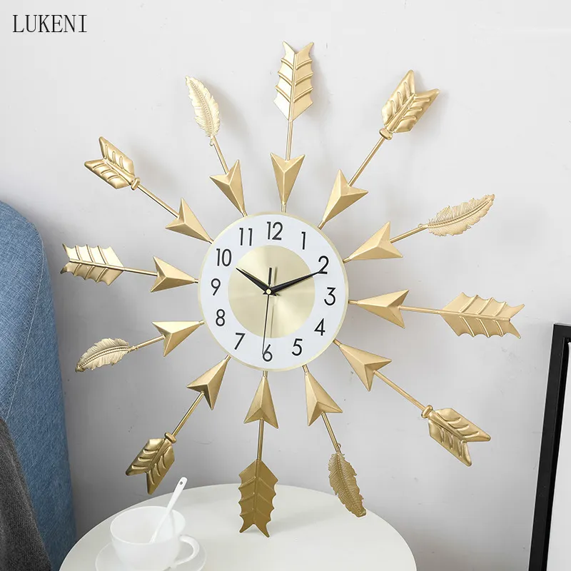 reloj de pared dorado grande