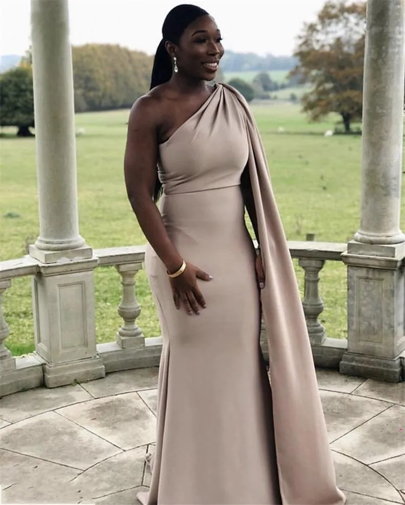 2022 Sexy champanhe nude sereia vestidos de dama de honra para casamentos com capa africano um ombro plus size partido varrer treinamento de trem de volta zipper volta