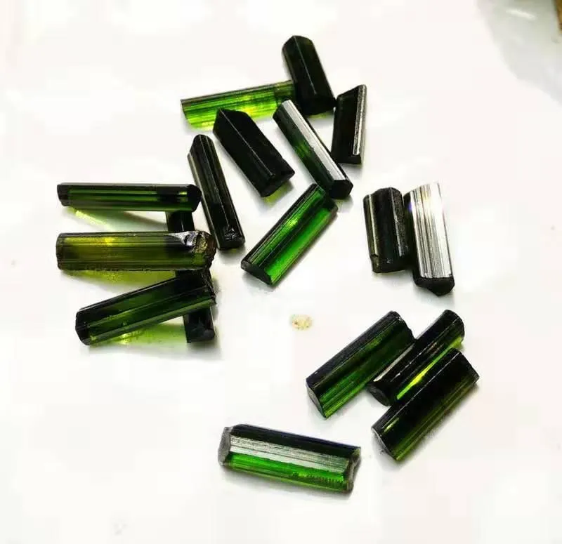 Objetos decorativos Figuritas Turmalina transparente verde natural Tesoro de cristal Especímenes minerales de piedra fina