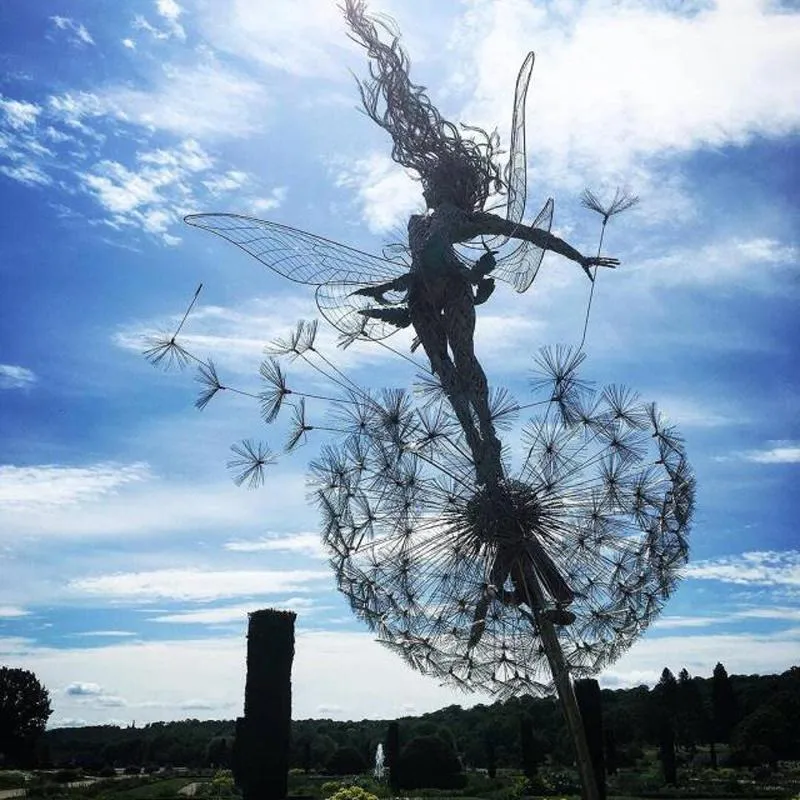 Trädgårdsdekorationer Fairy Dancing With Maskrosor Dekoration Metallkonst Mythical Faery Landskap Skulptur Staty Utomhus Yard Lawn Heminredning