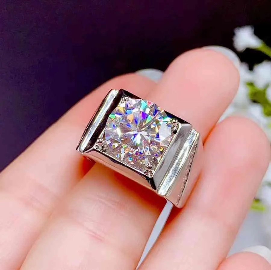 Luxury Super Big Scarging Moissanite Мужские Кольца Реал 925 Серебряная Свадьба Свадьба 11 * 11 мм Размер Мускулистой Мощности Стиль Человек Подарок