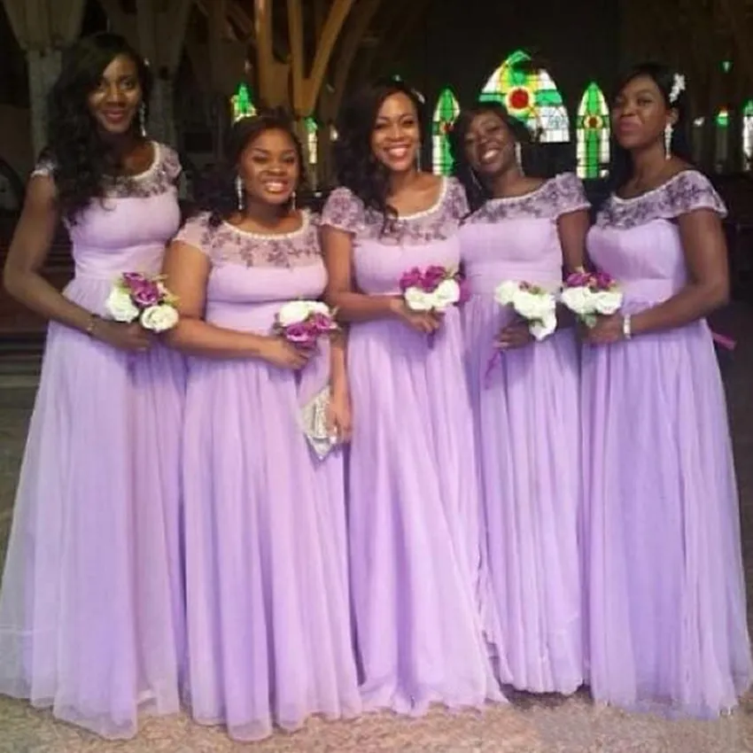 2021 Bedövning Lilac Bridesmaid Dress Plus Storlek Lavendel Lång Formell Prom Klänningar Scoop Neckline Korta Ärmar Bröllopsfestklänningar