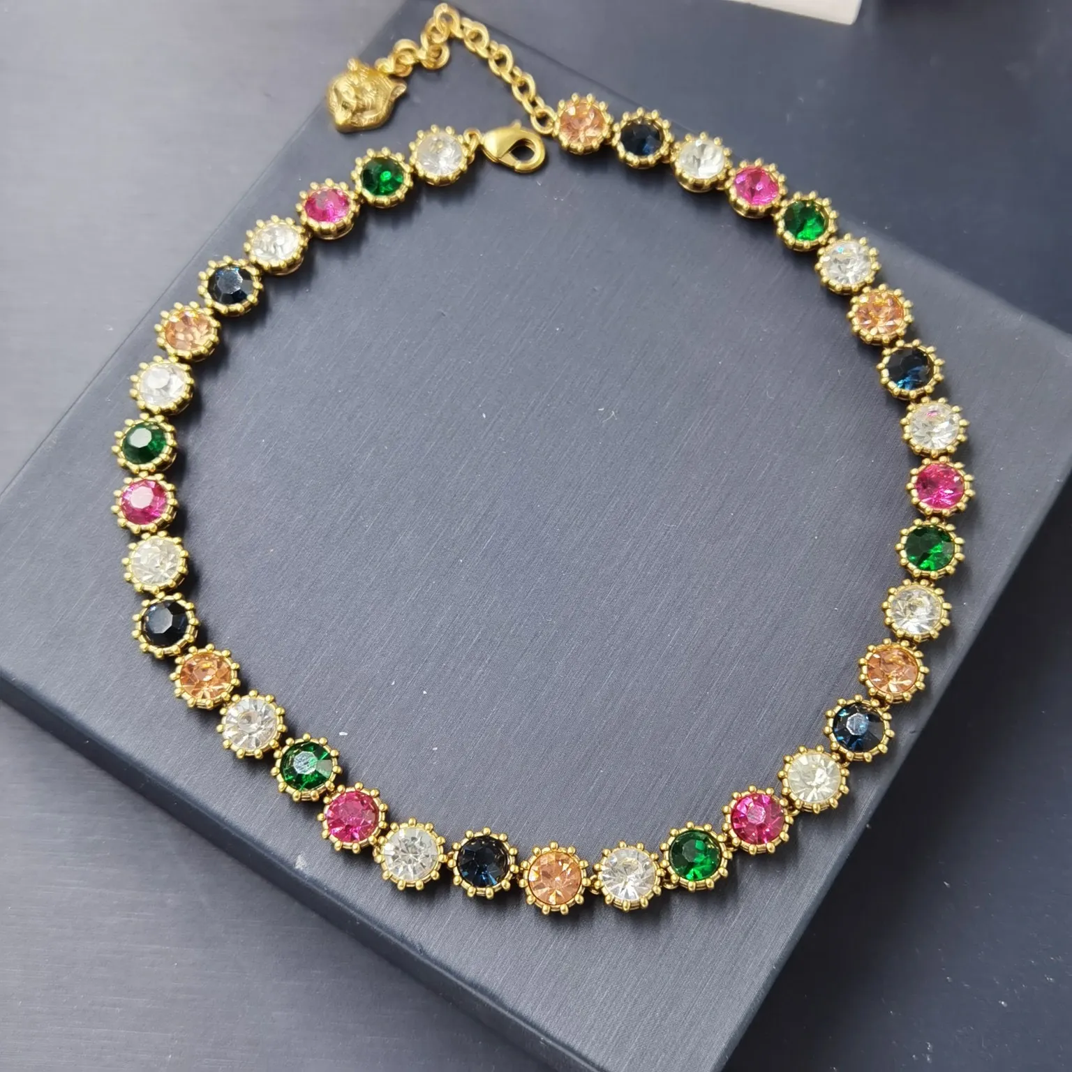 Donia Jewelry Collar de lujo Moda europea y americana Color a juego Cobre Micro-incrustaciones Zircon Pulsera Pendientes Dos piezas 241z