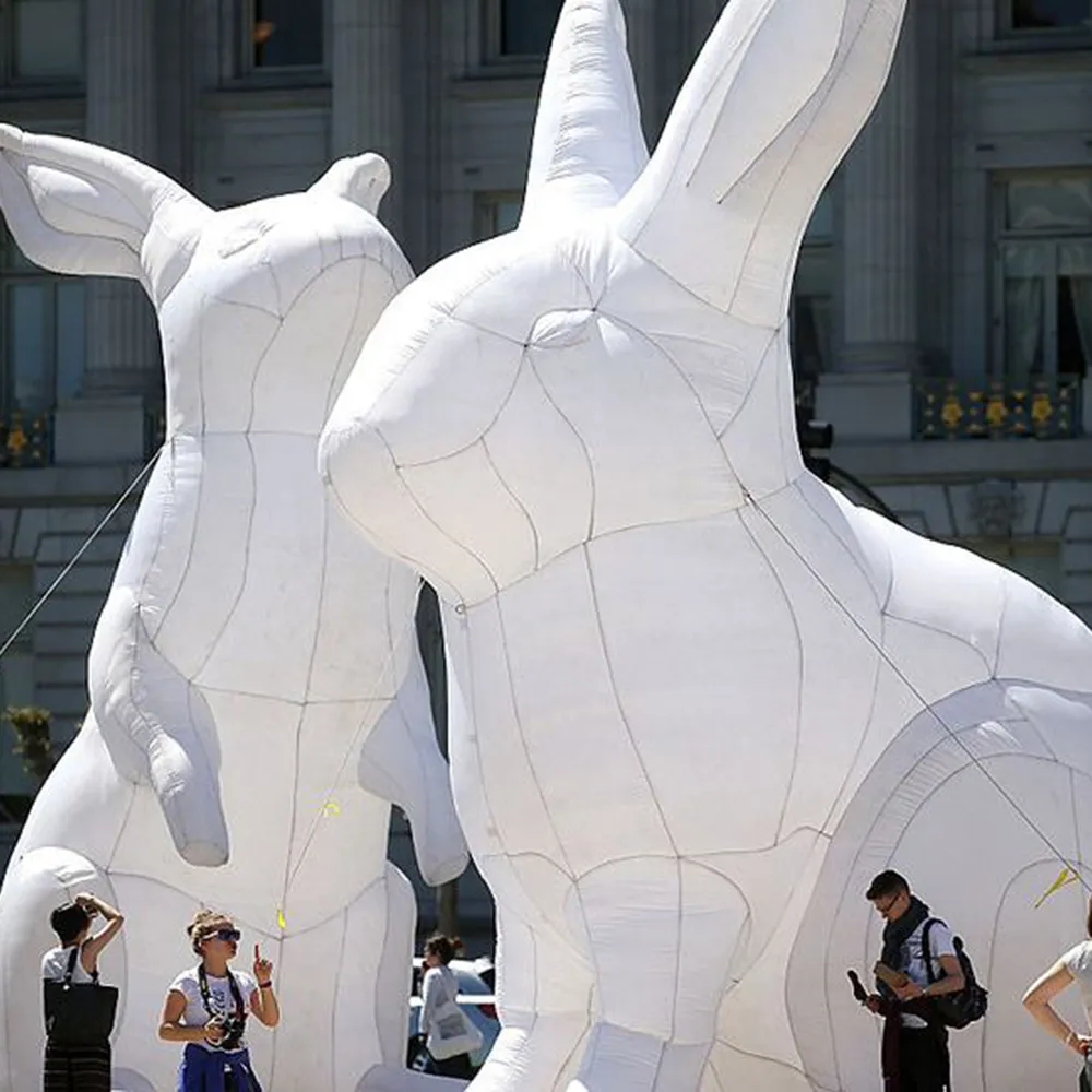 Le modèle de lapin de Pâques gonflable géant de 20 pieds envahit les espaces publics du monde entier avec une lumière LED