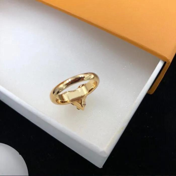 Paris Designer Gold Rings Moderna stilfulla underbara diamantvigger mode kvinnliga smycken tillbehör med box dammväska louiselies vittonlies