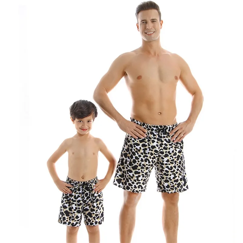 Sommar baddräkt far son surf leopard utskrift familj kläder matchande strand semester shorts badkläder 210417