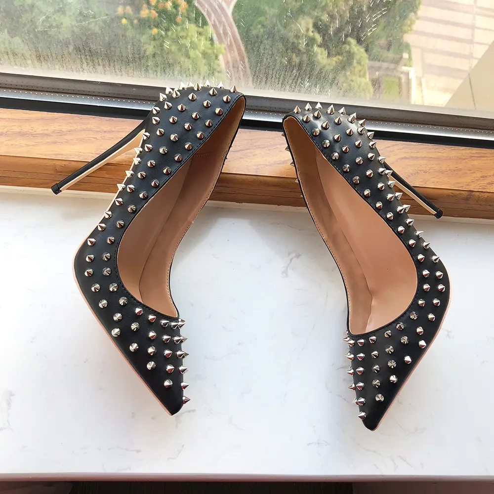Black pumps top with silver studs