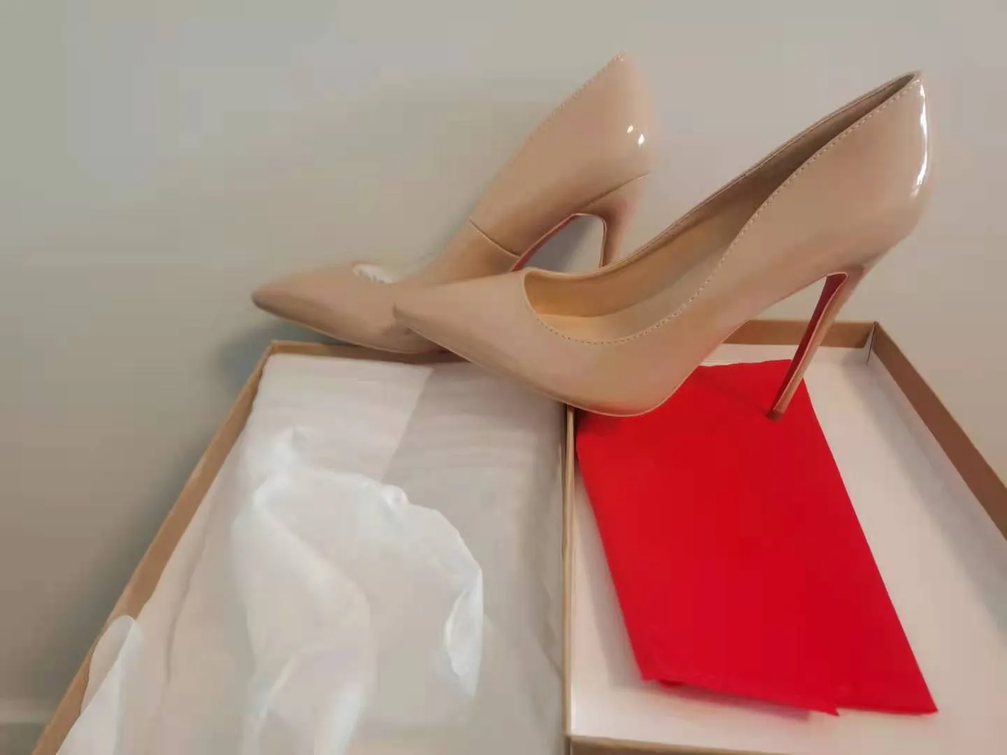 Projektanci luksurysów 8 10 12 cm Wysokie obcasy buty czerwone dolne nagie nity koloru skórzane punkty palce u stóp pumowanie damskie gumowe ślub
