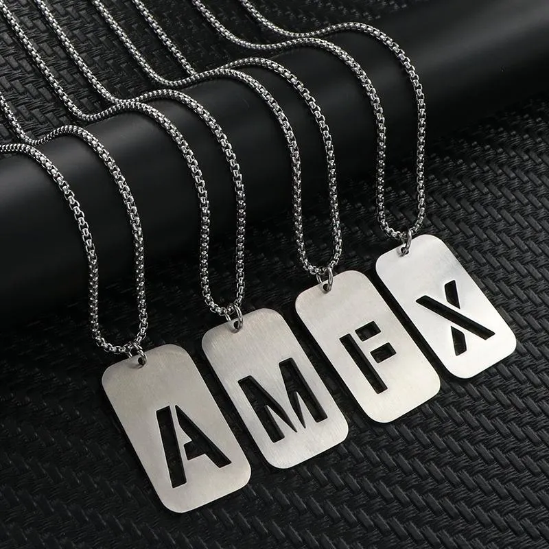 Colares pendentes Iniciais Nome do Nome da letra para homens Men Men Silver Color Square Hollo