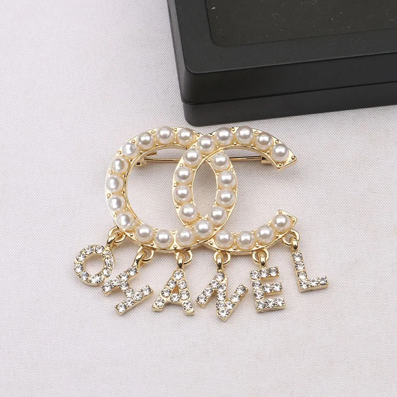 2 Stijl Luxe Vrouwen Mannen Designer Merk Letter Broches 18K Vergulde Inleg Kristal Strass Sieraden Broche Kwasten Parel Pin Trouwen Kerstfeest Accessoires