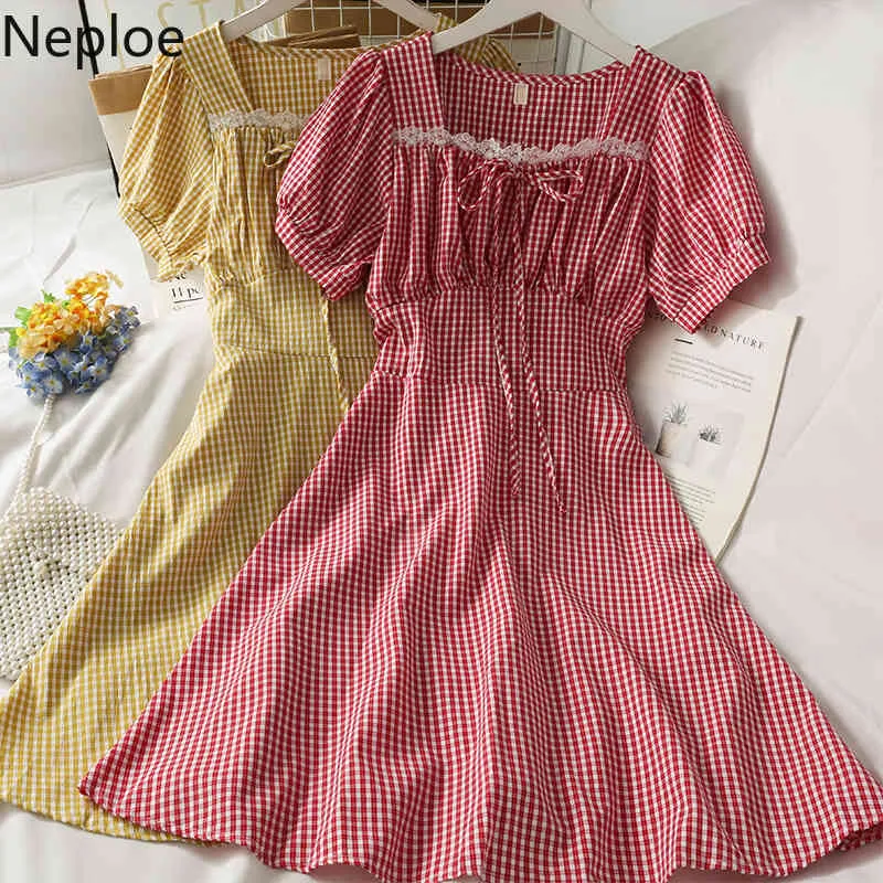 NEPLOE Sweet Lace Patchwork Sukienka Kobiety Kwadratowa Neck Lace-Up Plaid Vestidos Lato Robe Puff Krótki Rękaw Big Huśtawka Suknie Plaid 210422