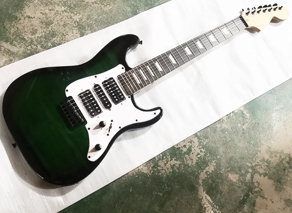 7 strängar Mörkgrön elektrisk gitarr med HSH Pickups, Rosewood Fretboard, White Pickguard, kan anpassas som förfrågan