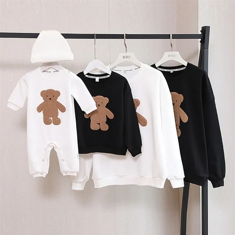 Primavera e suéter de outono família combinando roupas bordados cartoon urso pai e filho mãe e filha camisa de mangas compridas 211025