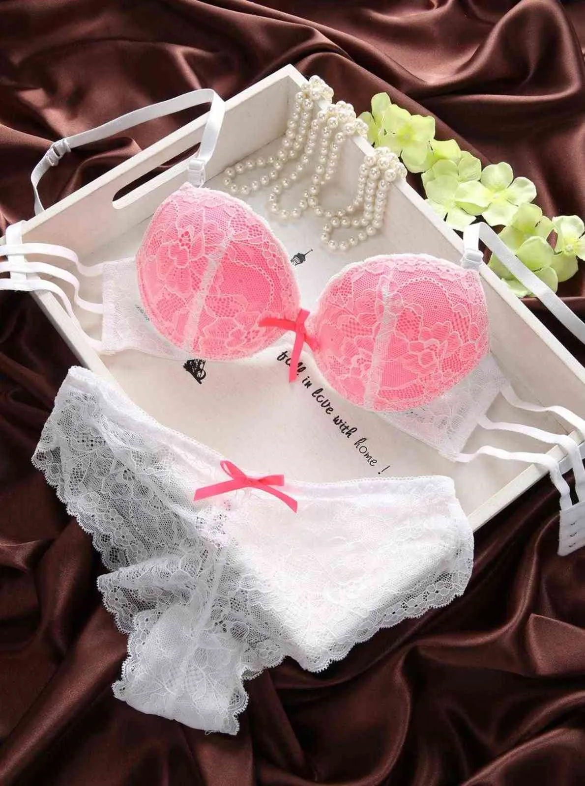 Nxy Sexy Set Bras Set Кружева нижнее белье Сексуальное глубокое V Brassiere Точное белье белье толщиной Brange Up Brar трусики S вышивка фиолетовые розовые черные женщины 1127