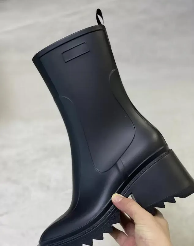 2022 S Designer Frauen Regenstiefel England Stil Wasserdichte Welly Gummi Wasser Regen Schuhe Knöchelstiefel Booties_voghion.com