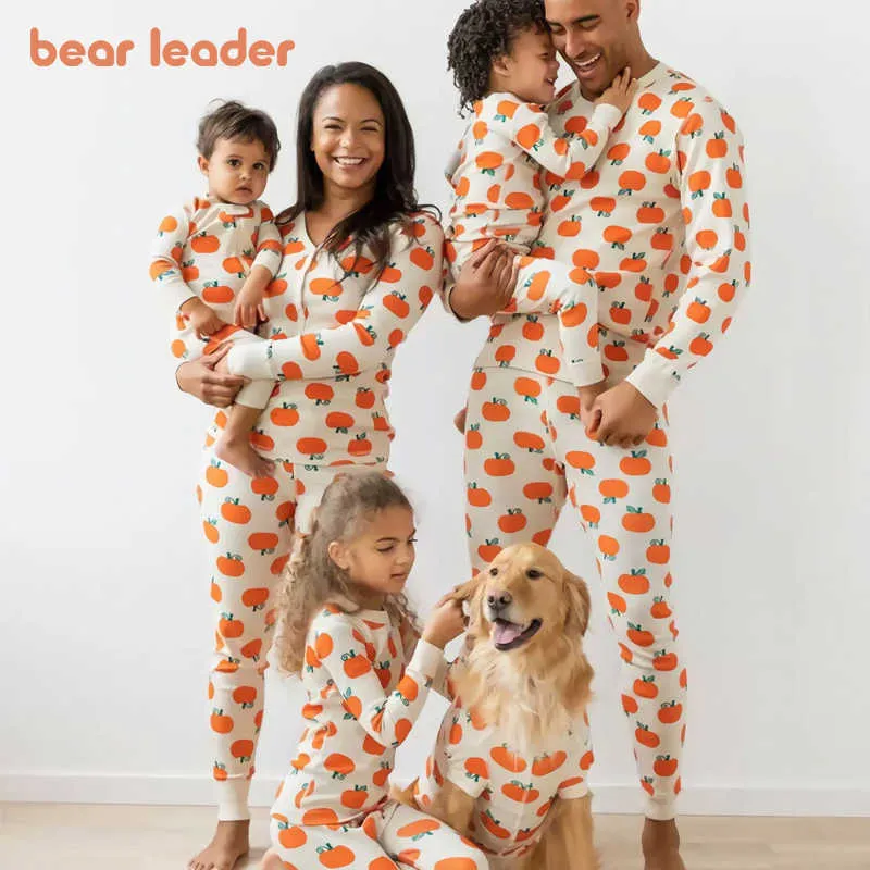 Bear Leader Spring Autumn Mode Pyjamas Mode Familj Matchande Outfits Söt Frukt Print Dad Mom Dotter Kids Kläder 210708