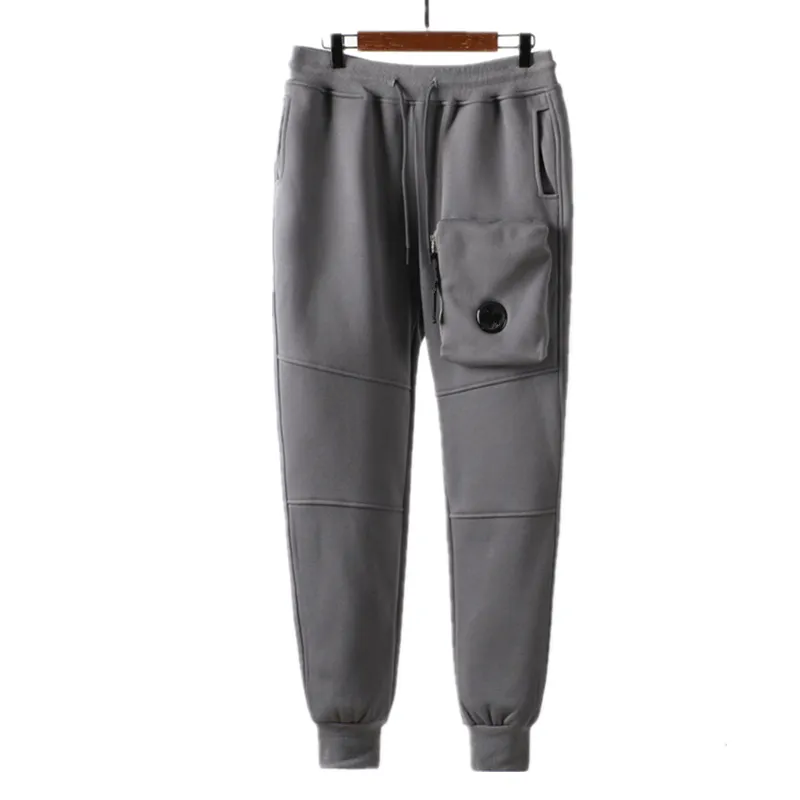 2021FW Otoño e invierno Pantalones de hombre Versátiles Pantalones de ocio Calle exterior Felpa Herramientas Pantalones de chándal Insignia bordada Tendencias europeas americanas