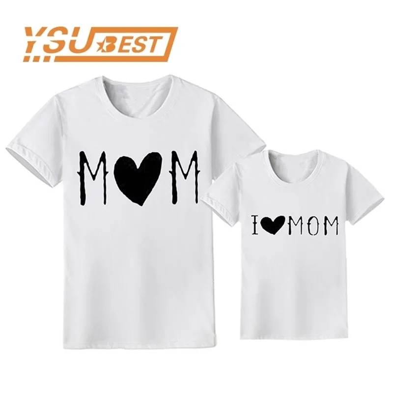 Summer Family Matching Outfits Mamãe e Me Roupas Carta De Mangas Curtas Camisetas Mãe Filha Amor Calor Impressão Roupas 210521