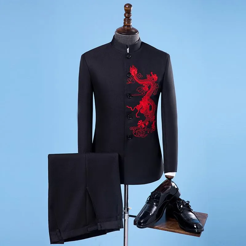 O estilo slim chinês masculino dos jovens usa cor sólida retrô bordado stand colar terno show hospedando ternos de duas peças blazers