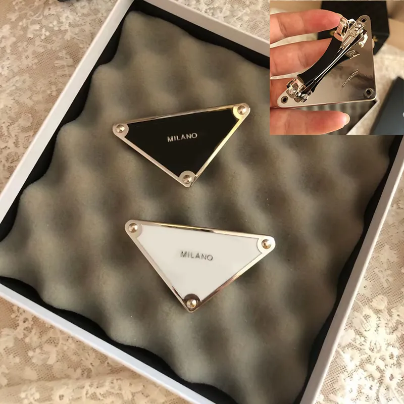 Topkwaliteit Driehoek Letter Haar Clip met Stempel Vrouwen Brieven Barrettes Zwart Wit Mode Haaraccessoires voor Gift Party