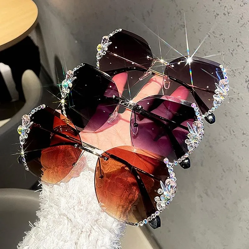 Occhiali da sole Fashion Gradient Lens Senza montatura Summer UV400 Eyewear 2021 Est Trendy Women Bling Strass Occhiali da sole Shades