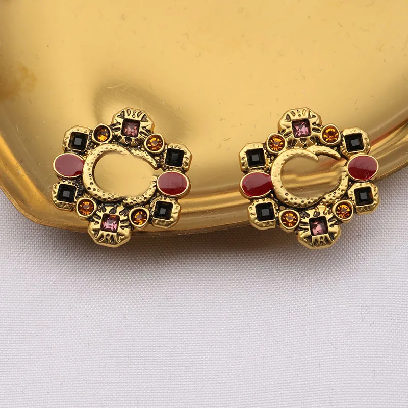 Retro färgad diamant charm örhängen designer brev rhinestone studs personlighet örhänge för tjej smycken gåvor