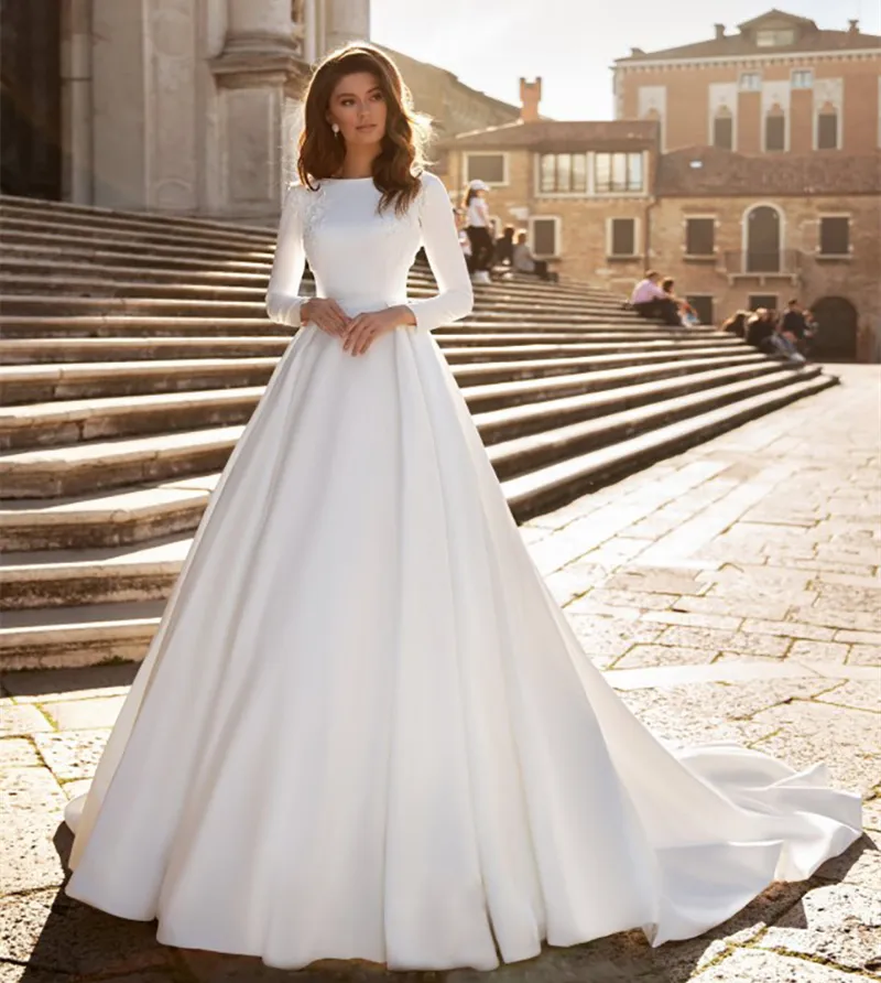 2022 Enkla långa ärmar En linje Bröllopsklänningar Brudklänningar Koreansk stil Sexig V Tillbaka Chapel Garden Satin Bride Dress White Vestidos de Novia Custom Made