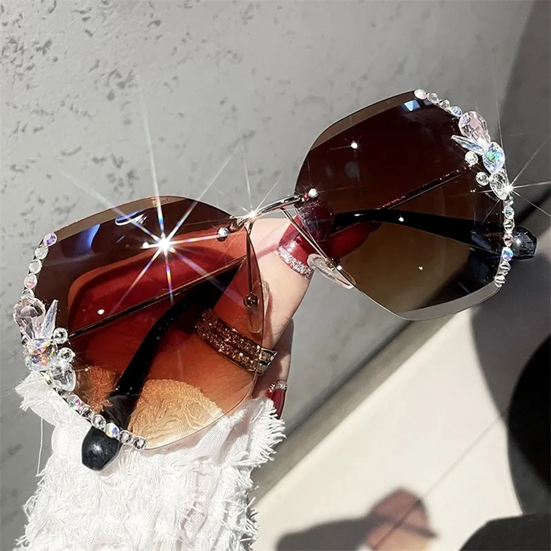 2022 Lyxmärkesdesign Vintage båglösa Rhinestone Solglasögon Kvinnor Män Mode Gradient Lens Solglasögon Skärmar för kvinnor Y220315