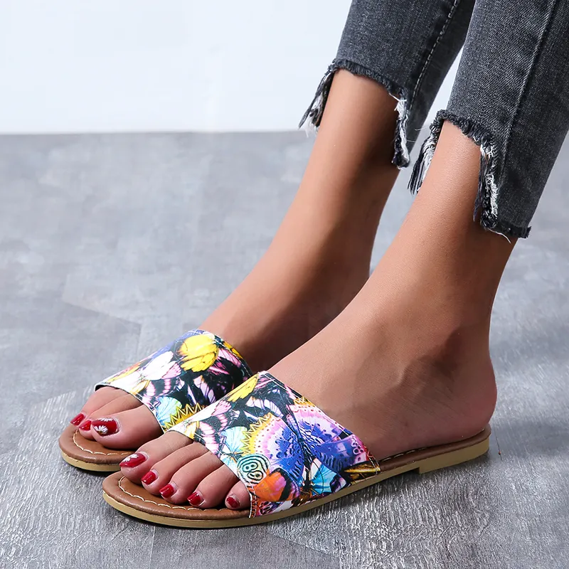 Kobiety kapcie 2021 Lato Girl Sexy Open-Toe Slip-On Płaski Heel Pu Leather Outdoor Beach Sandals Buty Hurtownie i Dropshipping